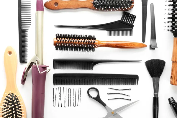 Ferramentas de cabeleireiro profissional no fundo branco, vista superior — Fotografia de Stock