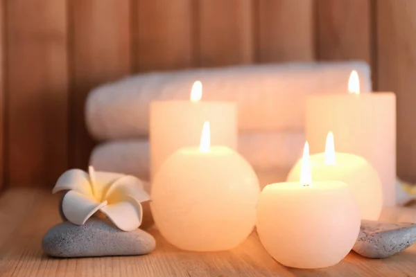 Hermoso conjunto de spa con velas encendidas sobre fondo de madera — Foto de Stock