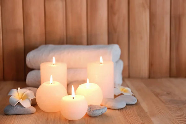 Krásné lázně s hořící svíčky na dřevěné pozadí — Stock fotografie