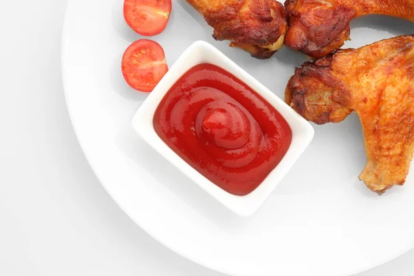 Teller mit gebratenem Huhn und Barbecue-Sauce auf weißem Hintergrund — Stockfoto