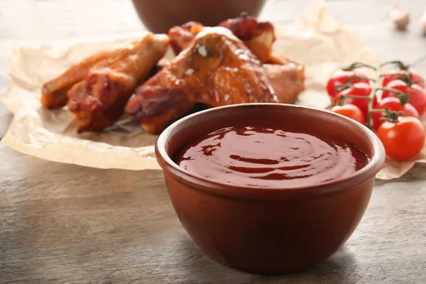 Deliciosa salsa barbacoa en tazón en la mesa —  Fotos de Stock