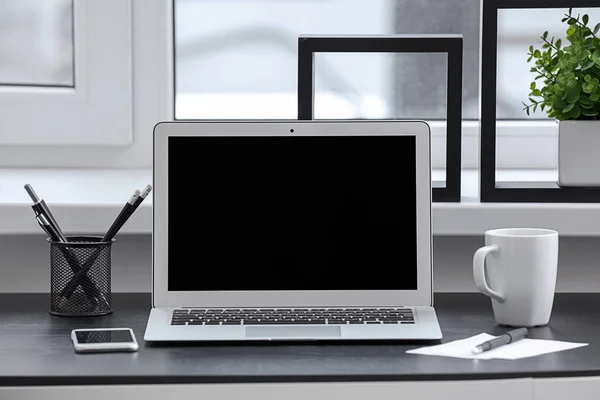 Elegante lugar de trabajo con portátil en la mesa — Foto de Stock