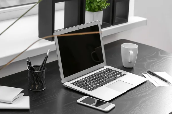Stylowe miejsce pracy z laptopem na stole — Zdjęcie stockowe