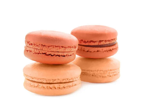 Macarons coloridos saborosos no fundo branco — Fotografia de Stock