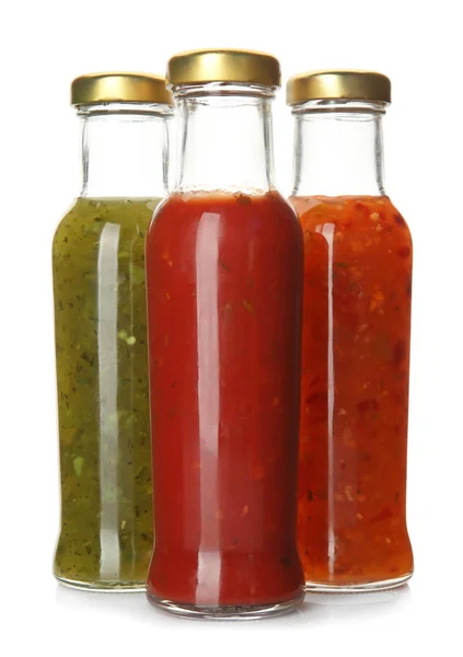 Bouteilles avec de savoureuses sauces sur fond blanc — Photo