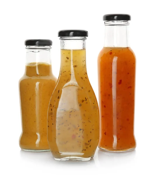 Botol dengan saus lezat di latar belakang putih — Stok Foto