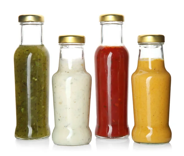 Bouteilles avec de savoureuses sauces sur fond blanc — Photo