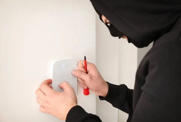 Ladrão digitar senha no sistema de alarme, dentro de casa — Fotografia de Stock