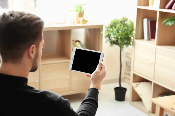 Young man using tablet at home — Stock Photo, Image