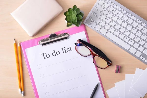 Lege to-do lijst op houten tafel — Stockfoto