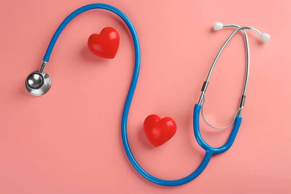 Stetoskop ile renk arka plan üzerinde küçük Kalpler — Stok fotoğraf