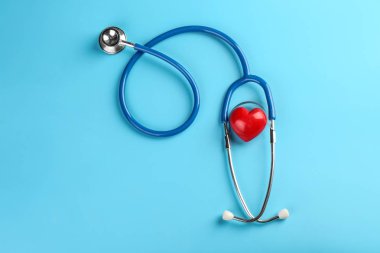 Renk arka plan üzerinde küçük kalbi steteskop