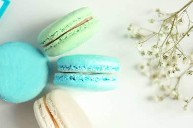 Lezzetli renkli macarons ışık arka plan üzerinde
