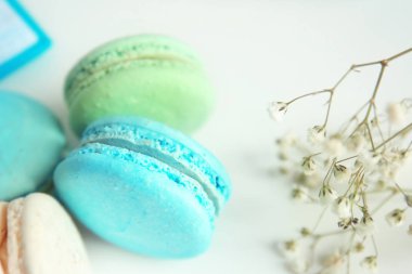Lezzetli renkli macarons ışık arka plan üzerinde