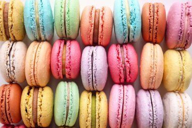 Lezzetli renkli macarons, üstten görünüm