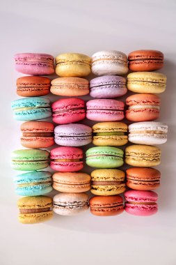Lezzetli renkli macarons beyaz arka planda, üstten görünüm