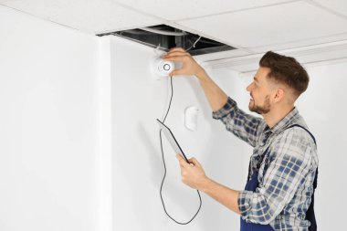 Elektrikçi teftiş yapan gizli kamera