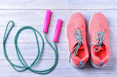 İp ve spor ayakkabılar üzerinde ahşap arka plan atlama ile düz yatıyordu kompozisyon. Jimnastik salonu iş