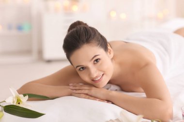 genç kadın rahatlatıcı spa salonu masaj masasında