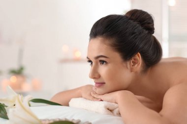 genç kadın rahatlatıcı spa salonu masaj masasında