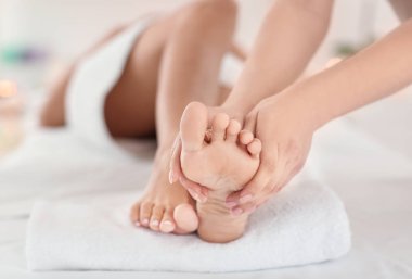 Genç kadın ayak masaj spa salonda, closeup alma