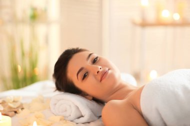 genç kadın rahatlatıcı spa salonu masaj masasında
