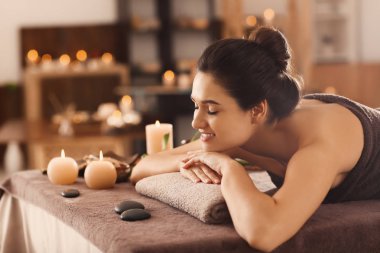 genç kadın rahatlatıcı spa salonu masaj masasında