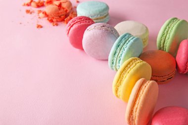 Lezzetli macarons renk arka plan üzerinde