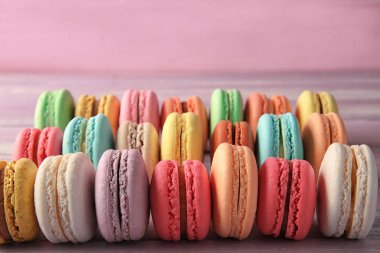 Lezzetli macarons renk arka plan üzerinde