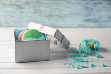 Hediye kutusu ve lezzetli macarons masada