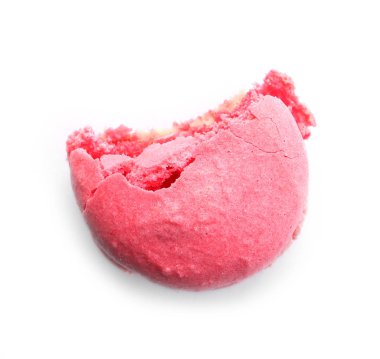 Isırık ile lezzetli pembe macaron beyaz arka plan üzerinde işaretlemek