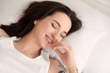 Sabah yatakta yatarken genç güzel kadın