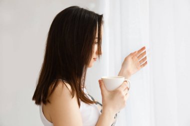 Sabah evde kahve içme genç güzel kadın