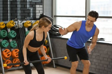 Genç kadın arabası içinde modern bir spor salonu ile eğitim