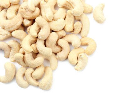 beyaz zemin üzerine lezzetli kaju fıstığı