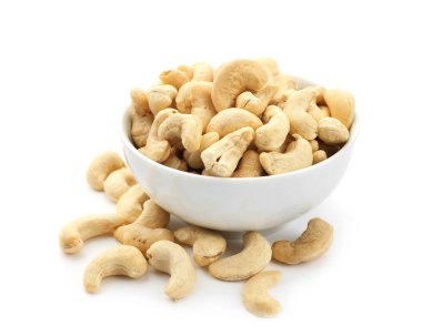 Beyaz zemin üzerine lezzetli kaşu fındık ile kase