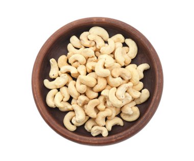 Beyaz zemin üzerine lezzetli kaşu fındık ile kase