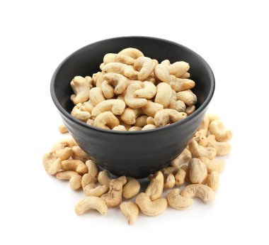 Beyaz zemin üzerine lezzetli kaşu fındık ile kase