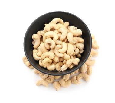 Beyaz zemin üzerine lezzetli kaşu fındık ile kase