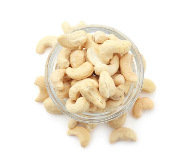 Beyaz zemin üzerine lezzetli kaşu fındık ile kase