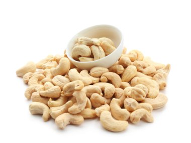 Beyaz zemin üzerine lezzetli kaşu fındık ile kase