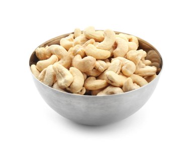 Beyaz zemin üzerine lezzetli kaşu fındık ile kase