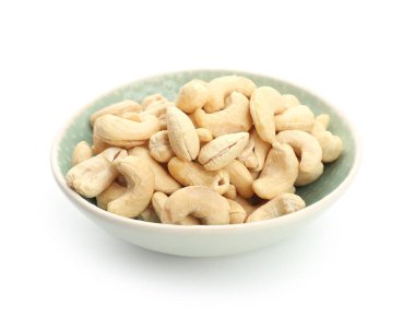 Beyaz zemin üzerine lezzetli kaşu fındık ile kase