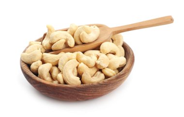 Beyaz zemin üzerine lezzetli kaşu fındık ile kase