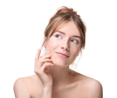 İpeksi cilt beyaz arka plan üzerinde olan güzel kadın