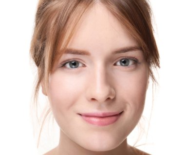 İpeksi cilt beyaz arka plan üzerinde olan güzel kadın