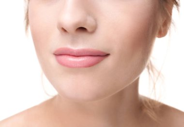 Beyaz arka planda, closeup ipeksi cilt olan güzel kadın