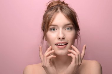 İpeksi cilt renk arka plan üzerinde olan güzel kadın