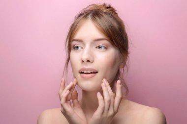 İpeksi cilt renk arka plan üzerinde olan güzel kadın