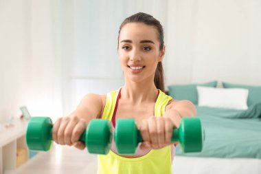 Güzel genç kadın sabah egzersizleri yapıyor